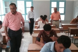 مدير عام سرار يافع ومدير مكتب التربية ورئيس قسم التوظيف يدشنون امتحانات الثانوية بحطاط.