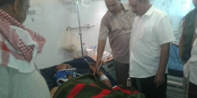 محافظ الضالع يزور مستشفى 22 مايو في عدن ويتفقد احوال المرضى والمصابين