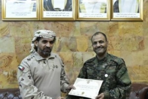 قائد التحالف العربي بعدن يكرّم مديرا أمن عدن ولحج