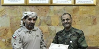 قائد التحالف العربي بعدن يكرّم مديرا أمن عدن ولحج