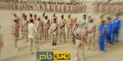  العميدالقفيش قائد اللواء115مشاة بأبين  يرفع علم الوحدة في المعسكر  