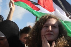 بالصور.. السلطات الصهيونية تفرج عن أيقونة المقاومة الفلسطينية "عهد التميمي" ووالدتها