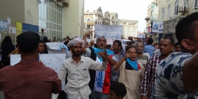 مسيرات جماهيرية حاشدة تجوب شوارع العاصمة عدن مطالبة برحيل حكومة الفساد وتوفير الخدمات 