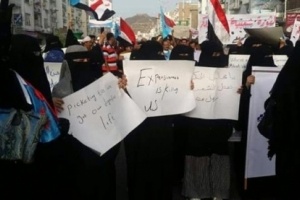 وقفة احتجاجية لاتحاد المرأة الجنوبية في شارع مدرم بالمعلا تنادي برحيل الحكومة