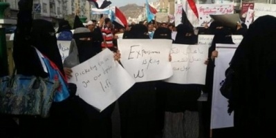 وقفة احتجاجية لاتحاد المرأة الجنوبية في شارع مدرم بالمعلا تنادي برحيل الحكومة