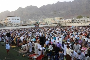 عدن..خطيب صلاة العيد يدعو إلى التراحم والتعاون في ظل ظروف البلاد