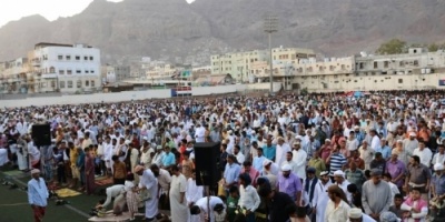 عدن..خطيب صلاة العيد يدعو إلى التراحم والتعاون في ظل ظروف البلاد