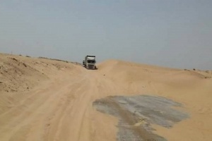 الكثبان الرملية توقف حركة سير المركبات في خط "النشيمة" بشبوة