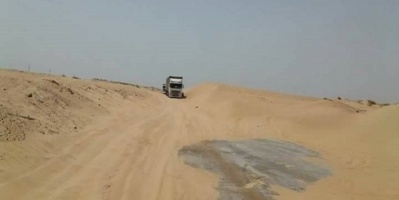 الكثبان الرملية توقف حركة سير المركبات في خط "النشيمة" بشبوة