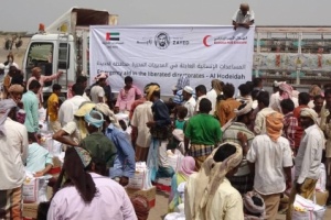 الهلال الاحمر الاماراتي يواصل توزيع المساعدات الاغاثية لمواطني القرى النائية والنازحين في الحديدة 