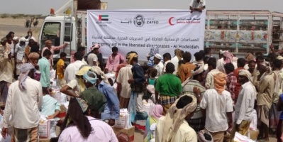 الهلال الاحمر الاماراتي يواصل توزيع المساعدات الاغاثية لمواطني القرى النائية والنازحين في الحديدة 