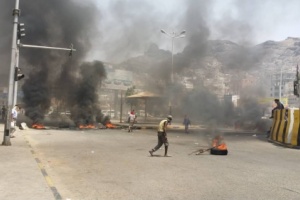 بالصور.. ثورة غضب شعبي عارم بالعاصمة عدن احتجاجا على التدهور الإقتصادي والوضع المعيشي الصعب