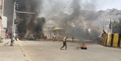 بالصور.. ثورة غضب شعبي عارم بالعاصمة عدن احتجاجا على التدهور الإقتصادي والوضع المعيشي الصعب