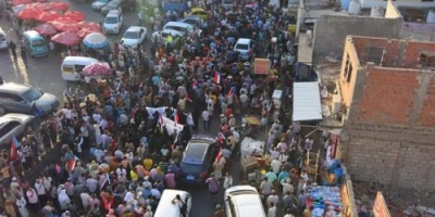 تلبية لدعوة الانتقالي.. الجماهير الغاضبة تتوافد إلى ساحة الجنيدي بكريتر وتنطلق بمسيرة حاشدة