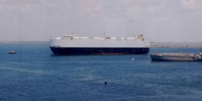 الباخرة عملاقة باساما تفرغ أكثر من 1800سيارة بميناء المعلا