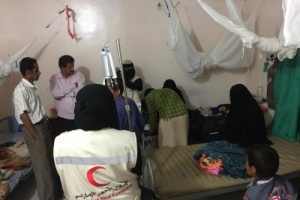 هلال الإمارات يقدم مساعدات إنسانية للأطفال المرقدين بمركز التغذية العلاجي بالضالع 