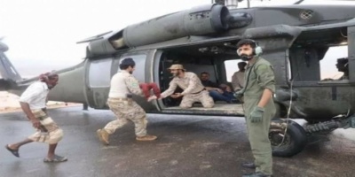 صور إنسانية .. كيف هب جنود سعوديين وإماراتيين لمساعدة أهالي المهرة المتضررين من عاصفة "لبان" ؟