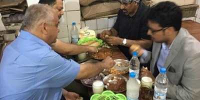 شاهد بالصور .. رئيس مجلس الانتقالي "الزبيدي" يتناول العشاء بأحد المطأعم الشعبية بعدن