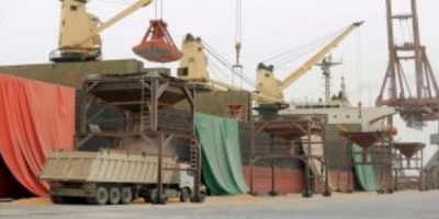 مليشيا الحوثي تهدد بتدمير ميناء الحديدة الإستراتجي 