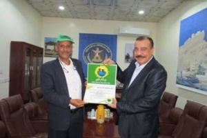 رئيس الجمعية الوطنية للمجلس الانتقالي يتسلم شهادة تقدير من من حزب الخضر الجنوبي 