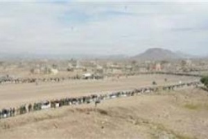 قبائل طوق صنعاء تحتشد بالآلاف حفاة وبنصف الملابس وتجدد الركوع للحوثي
