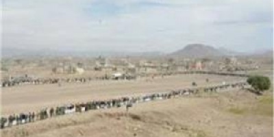 قبائل طوق صنعاء تحتشد بالآلاف حفاة وبنصف الملابس وتجدد الركوع للحوثي