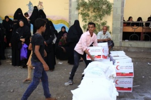 الهلال الأحمر الإماراتي يوزع سلل غذائية في مدينة كريتر