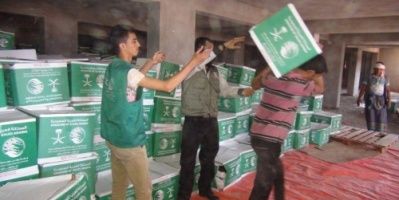 مركز الملك سلمان يواصل توزيع السلال الغذائية للاسر المتضرره من الحرب والنازحة في مريس وقعطبة بالضالع