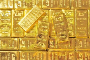 الذهب يسجل مكاسب طفيفة مع تراجع الدولار 