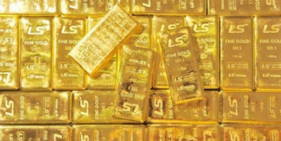 الذهب يسجل مكاسب طفيفة مع تراجع الدولار 
