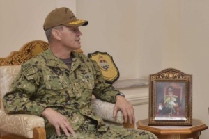 العثور  على قائد الاسطول الامريكي الخامس مقتولا في مقر اقامتة في مملكة البحرين 