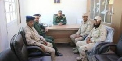 مدير عام شرطة المهرة يلتقي افراد نقطة الانفاق ويكافأهم بمبلغ نصف مليون 