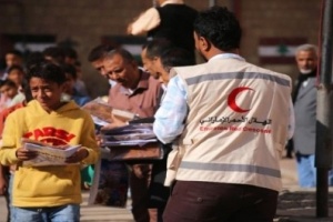 الهلال الأحمر الإماراتي يوزع أكثر من 8 آلف زي مدرسي في تعز