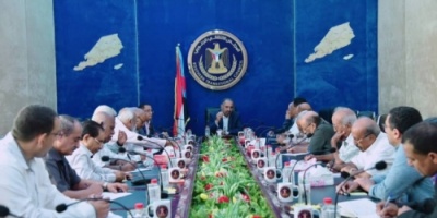الرئيس القائد الزُبيدي يترأس اجتماعا لكادر مكتب الشئون الخارجية للمجلس الانتقالي