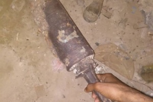 اطفال يعثرون على مقذوف مدفع في منطقة الممدارة بمحافظة عدن 