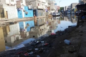 مياه المجاري تحاصر سكان حي البساتين بعدن ومناشدات للسلطة المحلية بسرعة التدخل 
