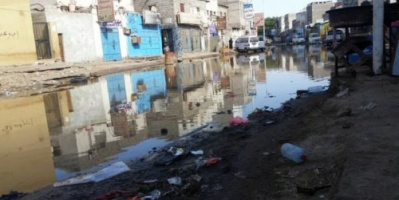 مياه المجاري تحاصر سكان حي البساتين بعدن ومناشدات للسلطة المحلية بسرعة التدخل 