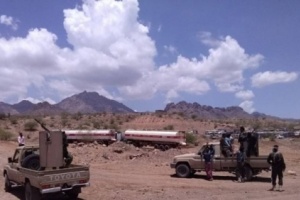 الأحمر يضغط على محافظة شبوة للإفراج عن مهربي مشتقات نفطية يتورط بها مسؤولين كبار