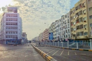 عقب اتفاق بين أسرة الشهيد دنبع والسلطات الأمنية .. عودة الهدؤ إلى الشارع الرئيسي في المعلا 