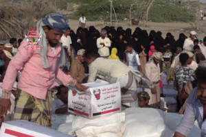 الهلال الأحمر الإماراتي يوزع 250 سلة غذائية على نازحي الدريهمي مقدمة من دولة البحرين