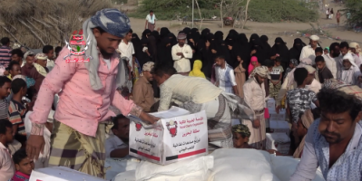 الهلال الأحمر الإماراتي يوزع 250 سلة غذائية على نازحي الدريهمي مقدمة من دولة البحرين