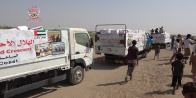الهلال الأحمر الإماراتي يواصل توزيع السلال الغذائية المقدمة من مملكة البحرين للنازحين في مديرية الخوخة .