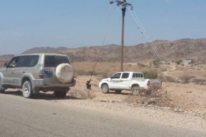 مدير عام المحفد ومعه نائب قائد الحزام الامني بالمديرية يتفقدان سير عمل مشروع ربط كهرباء المحفد