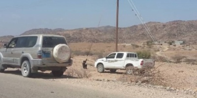 مدير عام المحفد ومعه نائب قائد الحزام الامني بالمديرية يتفقدان سير عمل مشروع ربط كهرباء المحفد