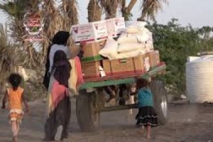 الهلال الاماراتي يوزع مساعدات إنسانية على النازحين في منطقة النخيلة بالدريهمي 