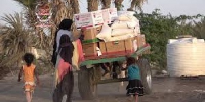 الهلال الاماراتي يوزع مساعدات إنسانية على النازحين في منطقة النخيلة بالدريهمي 