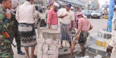 مدير عام مديرية الشيخ عثمان يتفقد صيانة الجزر الوسطية لشارع محمد سعد ومشرع تركيب الاشارات الضوئية 