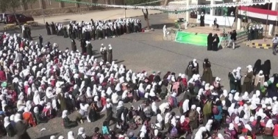 قوة مسلحة تعتقل مدير مدرسة وتلزم طلابها بشعارات الحوثي في طابور الصباح
