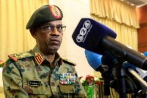 مجلس عسكري لإدارة السودان وتعطيل الدستور وانتقالية من عامين