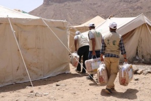 مساعدات إيوائية في مخيم الخانق بنهم من مركز الملك سلمان للإغاثة